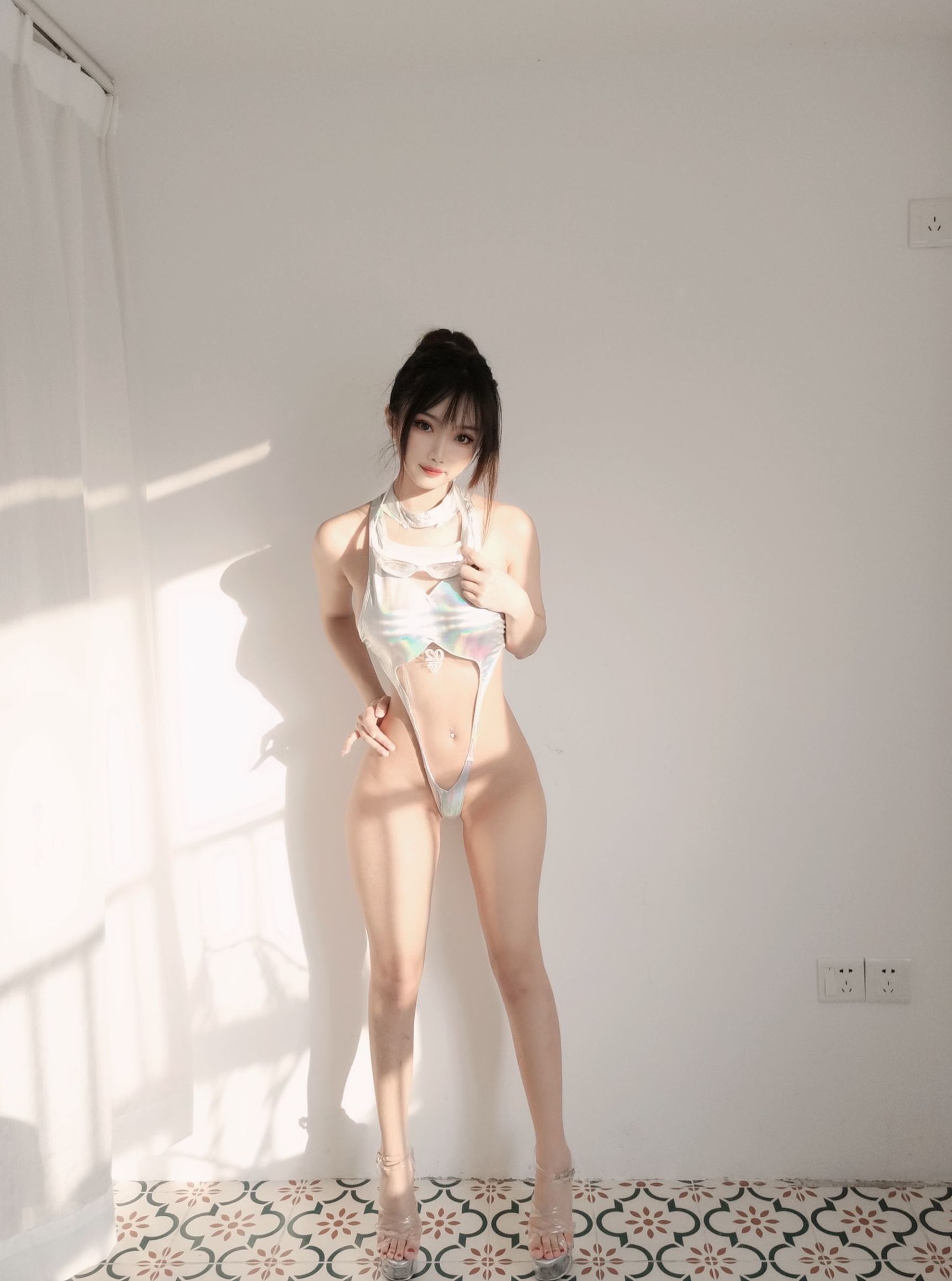 [网红COSER]白嫩美少女鬼畜瑶镭射竞泳插图